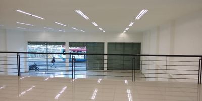 NEGOCIO DE OPORTUNIDAD, se vende excelente local en el centro de cali, sobre la carrera 10 al frente de confenalco, actualmente alquilado a CRUZ VERDE con un contrato a 10 años, valor renta actual de $7.088.000 (aun no se ha realizado el incremento del ipc del 13.12 de este año) se alquilo en la pandemia en septiembre del 2020 y el contrato tiene una clausula para corregir el canon con base al precio del mercado en el año 2025, el local consta de un area de lote de 409mt2 y un area construida de 676, acabados modernos, 4 baños, 2 cocinas,  piso en porcelanato, patio tracero ventilado e iluminado.
INFO: MAURICIO GRISALES.