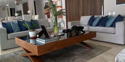 Hermoso apartamento para alquiler o venta, de piso alto, Torre 1, Con acceso directo a piscina, gimnasio y zonas comunes, cuenta con 3 parqueaderos exclusivos,  tres alcobas c/u con baño, alcoba de servicio, estar de alcobas y balcón, Se entrega con cortinas y solar screen balcón, Acabados en marmol, para mas información comunicarse con la Asesora Adriana abadia al celular: 304 547-0958