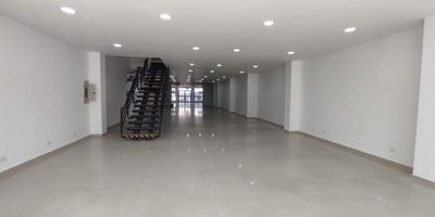 Alquilo espectacular edificio sobre la calle 5, barrio los libertadores, edificio de 5 pisos totalmente remodelado, el primer, segundo y tercer piso consta de 328 mt2 cada uno, el primer piso es un área abierta sin divisiones, en piso 2 y 3 consta de 5 baterías de baños, poceta y lava traperos, el cuarto y quinto piso es de 220 mt2 con 2 baños por piso, lava trapero y en el quinto piso una cocina mas terraza, adicional una estructura metálica de 62 mt2 para los tanques de agua y motores de aires acondicionados