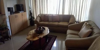 Hermoso Apartamento en Venta!! Piso 6 iluminado, acogedor, con generosos espacios - Cuenta con sala comedor, 2 balcones, 2 alcobas, 2 baños, cocina abierta tipo americano, zona de ropas, 2 garajes en línea - El edificio cuenta con portería, piscina pequeña, bar y baño turco - Excelente ubicación, cerca de supermercados, centros comerciales, restaurantes INF 3188759735 FERNANDA BASTIDAS