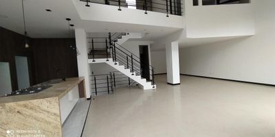 Casa  de 4 niveles el sector más exclusivo del Aguacatal, con un clima único en la ciudad de Cali, rodeado de zonas verdes, donde se puede disfrutar de una prestigiosa vista panorámica hacia los cerros ,amplia terraza Consta de sala con balcón, comedor independiente, estudio, baño social, moderna cocina americana con gas natural, patio, alcoba del servicio con baño y zona de oficios. Puede disfrutar 4  alcobas con baño, closet y Terraza, la alcoba principal con  lavamanos, vestier , sala de televisión. Alcoba de Servicio con Baño y Parqueadero para 5 vehículos. Acabados industriales.Info:Edwin Salazar 3118417314 - 315892462