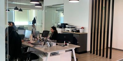 Oficina en venta ubicada en Villa Country, Barranquilla, Atlántico. Con un área construida de 236 m², esta propiedad profesional ofrece 2 baños y 5 parqueaderos, proporcionando la comodidad necesaria para su negocio. El inmueble cuenta con vigilancia, brindando un entorno seguro para sus operaciones diarias. Con una antigüedad de 5 años, se posiciona como una moderna alternativa en el mercado inmobiliario de Barranquilla. Su localización en estrato 7 en Villa Country asegura una conectividad excelente y cercanía a diversos servicios. Para conocer más sobre esta oficina en venta, puede contactarnos vía WhatsApp, seleccionar quiero que me contacten o consultar los números de teléfono.