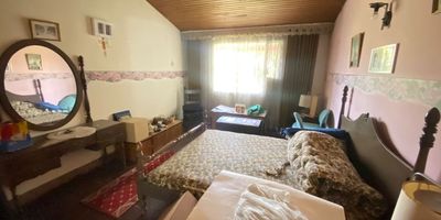 Esta espaciosa casa de un solo nivel en llegar es ideal para uso mixto , brindando amplios espacios y una distribución funcional. Dispone de cinco habitaciones , que pueden ser utilizadas como oficinas, consultorios o habitaciones según las necesidades del usuario. Cuenta con tres baños , lo que garantiza comodidad tanto para residentes como para visitantes. La zona social está conformada por una sala y comedor independientes , proporcionando ambientes diferenciados para reuniones o actividades diarias. La propiedad destaca por su jardín interior , un espacio que aporta iluminación natural y un ambiente acogedor. Además, en el exterior cuenta con un amplio jardín y una zona de parqueo con capacidad para seis vehículos , ideal para facilitar el acceso en caso de uso comercial. Su versatilidad y distribución la convierten en una excelente opción para quienes buscan un espacio que se adapte tanto a una vivienda como a oficinas o negocios. Cod: 3830