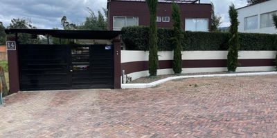 Excelente casa en conjunto residencial cuenta en el primer nivel con baño social, cuarto recibidor, cuarto principal con baño, sala auxiliar, comedor, sala principal, cocina tipo americano, zona de lavandería. Zona externa con jacuzzi para 5 adultos, cuarto para cilindros de gas, tanque de reserva, BBQ, cuarto de servicio con baño privado, patio con zona verde árboles frutales cerca viva y pared de cerramiento de ladrillo a una altura de 2: 50 Mts. concertina para la seguridad, cuarto de San Alejo, zona en ladrillo para los perros, escalera metálica en caracol de acero inoxidable para acceso al tercer piso y evacuación.  parqueadero para tres carros con piso de tráfico pesado y cubierta con pérgola, antejardín frontal con matas y flores naturales, pozo séptico. SEGUNDO PISO: Cuarto principal con baño con balcón vista exterior y clóset, 2 alcobas con baño y clóset, Estar de televisión. TERCER  NIVEL: Terraza con piso de tráfico pesado pérgola  cubierta, luces cálidas, tanque de reserva de 1.100 Ltrs. con hidro Flow, casa para mascotas en ladrillo, CCTV, Luz solar para parte exterior, acceso al conjunto y a la casa con puerta eléctrica con brazos electrónicos. Area lote 651,6