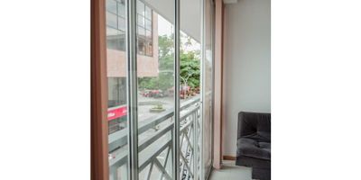 Te presento este hermoso apartamento que está esperando por ti en Calarcá, Quindío. Con un área total de 55.49 M2 y un área construida de 55.49 M2, este inmueble te ofrece todo el espacio y comodidad que necesitas para vivir cómodamente.

Ubicado en una zona residencial de gran valor en Quindío, este apartamento cuenta con una distribución de 2 alcobas y 1 baño, perfecta para una familia pequeña o una pareja que busca un espacio acogedor para habitar. Además, sus características internas lo hacen aún más atractivo.

Al ingresar, te sorprenderás con sus armarios empotrados, ideales para mantener el orden y la organización en tu hogar. Podrás disfrutar de la vista panorámica desde su amplio balcón, perfecto para relajarte después de un largo día de trabajo.

Encontrarás un baño auxiliar, un calentador para esos días fríos, un sistema de citófono / intercomunicador para una mayor seguridad, y clósets en las alcobas para tener todo en su lugar. Su cocina integral te brinda la posibilidad de cocinar deliciosos platos, y su doble ventana te permite aprovechar al máximo la iluminación y ventilación natural. Así mismo, cuenta con gas domiciliario y suelos de cerámica / mármol, lo cual lo hace aún más fácil de mantener.

Este inmueble ha sido pensado para tu comodidad total, y por eso también cuenta con una zona de lavandería, agua, y se entrega completamente amoblado y equipado, listo para ser habitado. Además, ofrece servicios de electricidad y hospedaje para turistas y Airbnb, lo que lo hace perfecto para aquellos que buscan una inversión en el sector inmobiliario.

No solo su interior es espectacular, sino que también cuenta con excelentes características externas. Acceso pavimentado, centros comerciales, restaurantes y zona urbana cerca, lo que te facilitará la vida diaria. Además, se encuentra en un circuito cerrado de TV, brindándote mayor seguridad para ti y tus seres queridos.

Para aquellos que tienen hijos en edad escol