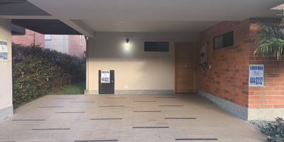 Casa en Arriendo, San Antonio de Pereira, Rionegro
Pietra Santa Camprestre.

2 Niveles
Primer nivel Sala, comedor, cocina integral, zona de ropas, garaje, 1 baño.

Segundo nivel 3 alcobas con closet, 3 baños, balcón y estudio.