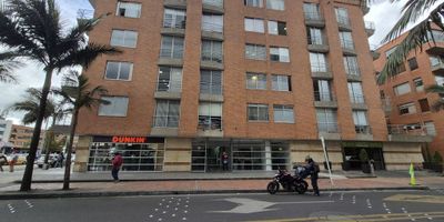 Excelente oficina ubicada en tercer piso exterior, pisos en cerámica, divisiones, baño privado y cafetería. El edificio cuenta con recepción, salas de espera, CCTV, ascensor, acceso con huella, sala de juntas, valet parking. Cómodas vías de acceso con la Autopista Norte, Cl 127 y KR 19. Facilidad de transporte público.