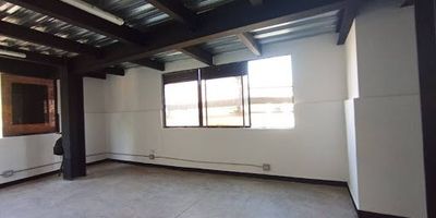 Bodega en arriendo, en piso 3 ubicada en la zona industrial de Belén, el inmueble tiene un área de 140 metros, espacios amplios y abiertos, este inmueble es ideal para destinaciones livianas de almacenamiento y oficinas  