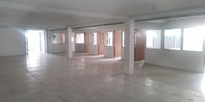 Bodega independiente en arriendo cerca a vias principales, rutas de transporte publico, cerca a metro, y servicios complementario del sector. Piso en mortero y baldosa, 1 espacio, baños, cocineta y parqueaderos y util. Piso reforzado de 3T, Energia trifasica, KVA 15, transformador, Puerta camion, altura interna 2,50M, malacate 500K y area de oficina. Inmuebles sujetos a verificación de disponibilidad.
