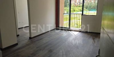 Hermoso apartamento  nuevo que cuenta con dos habitaciones amplias y dos baños completos con ducha ,cocina integral , balcón, cuenta con una zona de lavado independiente con tendedero.
Ubicado en un conjunto cerrado, con zonas comunes ,áreas verdes y jardines , un parque infantil , un salón social, y para la seguridad de los residentes cuenta con vigilancia 24/7 con acceso controlado.