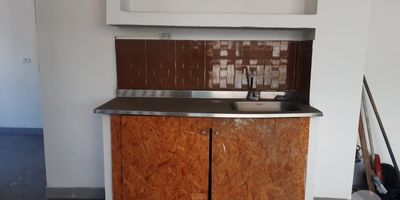 Se arrienda amplio local dúplex en segundo y tercer piso, 400 m², estrato 2. Cuenta con 3 baños (uno con ducha, otro con dos orinales, con espejo), cocina semi integral, servicios de energía y acueducto activos, y piso en baldosa. Ubicado diagonal al colegio Villas del Sol, a 15 minutos del Parque de Bello y a 20 minutos de la estación del metro de Bello. Ideal para diversos tipos de negocios, excepto gimnasio. ¡Contáctanos para más información y agenda tu visita!