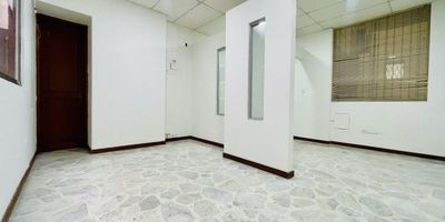 Alquilo Oficina o Consultorio en el norte de Cali ubicado en el sector de alta valorización, diagonal a la Clínica de Occidente. Segundo piso con ascensor, cuenta con 32 mts2 con espacio de oficina, baño,  sala y recepción, parqueadero propio en sótano. Edificio tradicional de la ciudad , cuenta con seguridad privada.