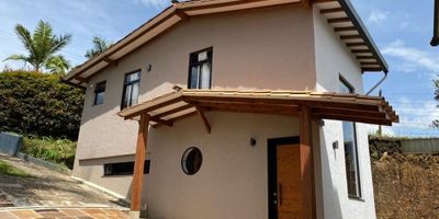 Casa-Finca disponible para la venta en la Vereda San José del Municipio de Guarne. La propiedad  cuenta con un área de 2500mts,  tiene una casa construida de 290mts, la cual esta dividida en 3 niveles, cuenta con 3 habitaciones, 2 Baños, sala comedor, cocina sencilla,  balcones, garaje cubierto para 2 carros, adicional la propiedad tiene un apartaestudio independiente de 56mts, 1 habitación, baño, sala y cocina. La propiedad tiene terreno en un 25% de topografía  plana y el resto es ondulado , cerca al Aeropuerto JMC, túnel de Oriente y Autopista Medellín - Bogotá.