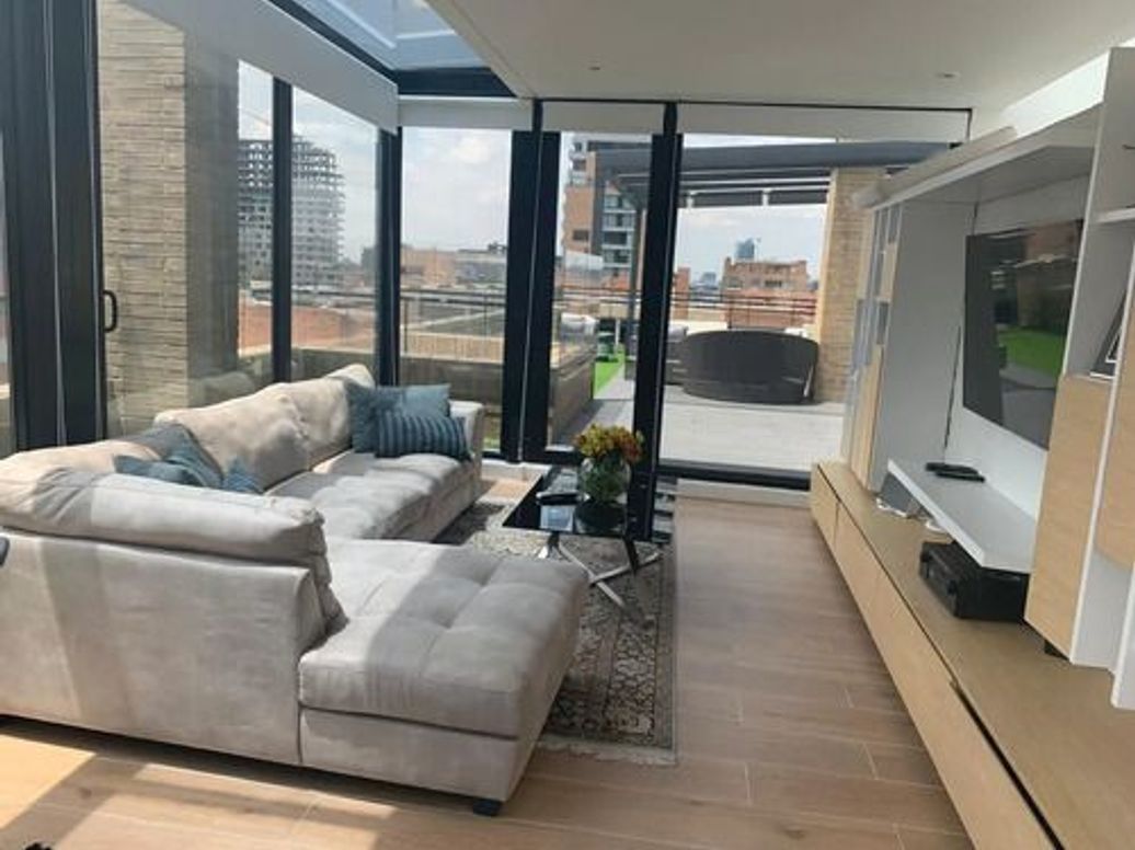 Apartamento de 4 alcobas en arriendo en Chicó Reservado, Bogotá, 380 m² · foto 2 de 12