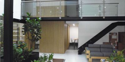 Oficina en arriendo, área de 200 mts, 3 baños, 2 parqueaderos, cocineta, 2 niveles, 5 modulos para puestos de trabajo, oficina moderna y amoblada. Sector tranquilo, cerca a tiendas, supermercados, parques, buenas vías de acceso, y buen transporte público.
