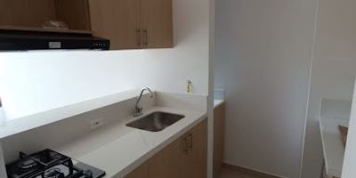 447-10872 Apartaestudio en Arriendo en el Sector de calasania. Este apartamento de aproximadamente 30 metros cuadrados ofrece un diseño cómodo y funcional. Cuenta con 1 alcoba, 1 baño, sala comedor iluminada, cocina integral moderna, zona de ropas,  estudio ideal para trabajo remoto, 1 clóset. Además, dispone de parqueadero privado y un cuarto útil para mayor almacenamiento. Se encuentra ubicado en una unidad cerrada que ofrece portería 24 horas, piscina para, salón social, zonas verdes, cancha sintética, ascensor y shut de basuras. Su ubicación estratégica permite fácil acceso a rutas de buses integradas al metro, además de cercanía a supermercados, centros comerciales y otros servicios esenciales. Código del inmueble 