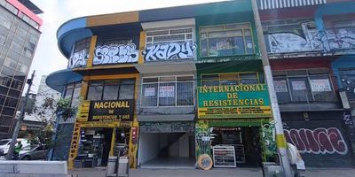 Local comercial de 110 metros cuadrados aproximadamente, cortina metálica, tres pisos con un bano en cada piso. pisos en cerámica y madera, paredes en blanco, luces led. Ubicado en una excelente zona comercial 