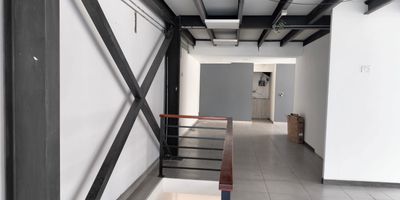 Local moderno para el arriendo con muy buena ubicación en la Circunvalar de facil acceso, cuenta con buenos acabados, tres oficinas con división de vidrio y dos baños, pisos en Ceramica, cableado de red. Valor de arriendo es mas IVA. Inmuebles sujetos a verificación de disponibilidad.
