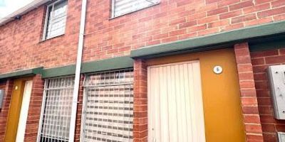 CASA REMODELADA HACE 2 AÑOS EXCELENTE UBICACION A UNA CUADRA DE LA AVDA BOYACA CONJNTO CERRADO VIGILANCIA 24 HORAS DOS NIVELES PRIMER NIVEL SALA COMEDOR COCINA INTEGRAL PATIO DE ROPAS BAÑO SOCIAL SEGUNDO NIVEL DOS HABITACIONES CON SU CLOSET BAÑO COMPLETO TERCER NIVEL ALTILLO TAMBIEN CON CLOSET PUEDE SER USADO COMO HABITACION SIN GARAJE SON COMUNALES, FRENTE A DOS PARQUES,  CERCA A JUMBO DE LA 170, CLINICA LA COLINA, FARMATODO, COMODAS VIAS DE ACCESO 