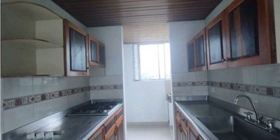 APARTAMENTO QUINTO PISO, ACCESO POR ESCALAS, VISTA A LA UNIDAD Y AL PARQUE RECREATIVO, MUY AMPLIO, ILUMINADO, CON MUY BUEN SERVICIO DE TRANSPORTE,CERCA DE EL POLIDEPORTIVO,  FACIL DE LLEGAR A LA ESTACION DE EL METRO DE ENVIGADO, RESTAURANTES Y SUPERMERCADOS CERCANOS. CODIGO INMOBILIARIO 8458763
