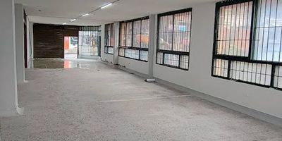 Local comercial grande, muy cerca al centro comercial San Andresito, muy cerca de supermercados, locales comerciales. Anteriormente operaba un parqueadero de motos. IBETH GOMEZ