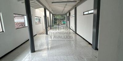¡Encuentra tu espacio perfecto en Poblado, corazón de Medellín!
Te ofrecemos un espectacular local de 480m2, ideal para tu negocio u oficina. Ubicado estratégicamente dentro del vibrante barrio Poblado, contará con todo lo que necesitas a solo pasos. 
- 5 amplios y luminosos baños que garantizan comodidad para tu staff y clientes- Acceso directo al Sistema Integrado de Transportes.- Al lado de reconocidos centros comerciales y restaurantes para tus reuniones y almuerzos- 2 de los mejores colegios de la ciudad a la vuelta, para la educación de tus hijos- Zona peatonal llena de vida que estimulará tu creatividad
Un espacio diseñado para maximizar tu productividad, con acabados de primera y servicios de lujo. En un punto neurálgico de la ciudad, para que te enamores de esta vibrante locación. 
¡Llámanos ya para agendar una visita a este local único! Con tu negocio aquí, triunfarás en el corazón innovador de Medellín.