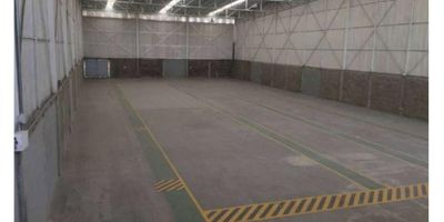 Bodega en Arriendo


 Área total: 2,956 m²


Distribución del espacio:


 Área de bodegaje: 1,574 m² (capacidad de 8 ton/m²)
 Área de mezanines: 546 m² (capacidad de 250 kg/m²)
 
  3 mezanines de 182 m² c/u
 
 
 Área de terraza: 192 m² (capacidad de 250 kg/m²)
 Área de patio de maniobras norte: 500 m² (capacidad de 8 ton/m²)
 Área de patio sur: 144 m²


Características de la propiedad:


 Altura máxima de bodegaje: 14 m
 Altura mínima de bodegaje: 11 m
 Dimensiones del espacio: 24 m de ancho x 65.4 m de largo
 Capacidad eléctrica: 100 KVA
 Posibilidad de conexión con la Bodega 1


Ventajas:


 Beneficios tributarios otorgados por el municipio de Cota.
 Sin peajes entre Bogotá, Cota, Chía, Tenjo y el norte de la sabana.
 Rutas de acceso desde y hacia Bogotá en óptimas condiciones.
 Rutas intermunicipales cercanas, con una ruta que pasa al frente de las bodegas.
 Grandes áreas de almacenamiento y alturas libres para estanterías.
 Amplios patios de maniobra.
 Capacidad eléctrica adecuada para procesos industriales.
 Suministro de energía, acueducto, telefonía e internet.
 Zona industrial ya consolidada.


Este espacio es ideal para actividades industriales o de almacenamiento, con buenas conexiones y servicios disponibles.
