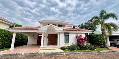 Venta de casa en el conjunto caminos del vergel en ibague 456 m2 divididos en 2 pisos los cuales constan en el primer piso, sala, comedor adornada con una imponenete escalera que comunica al segundo piso, cuarto de tv, estudio, jacuzzi en la parte esterior trasera de la casa, jardin, bbq  de  cocina integral y habitacion para guardar los viveres, patio de ropas, deposito en la parte exterior de la casa, garaje para dos vehiculos.

En el segundo piso costa de  3 amplias habitaciones, un altillo, habitacion principal,  habitacion para adecuaciones de juegos o salon de trabajo  y un altillo ademas de contar con  5 baños, dentro del conjunto cerrado encuentra diferentes amenidades como salon social, parque infantil, cancha de tenis, piscina, vigilancia 24 horas y esta  ubicado en una zona esclusiva y de alta valorizacion de la ciudad de ibague.
