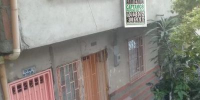 CASA DUPLEX EN ARRIENDO - COLINAS DE ENCISO (A UNA CUADRA DE LA I.E LUIS CARLOS GALAN SARMIENTO)
COMODIDADES:PRIMER NIVEL -Habitacion 1  -Habitacion 2-Baño 1-Sala comedor -Cocina integral con red de gas-Balcon 
SEGUNDO NIVEL-Habitacion 3-Habitacion 4-Baño social -Ducha electrica-Zona de ropas -Piso en ceramica 
INFORMACION COMERCIALPBX:(604) 4480450 EXT 1WHATSAPP: 3332815649