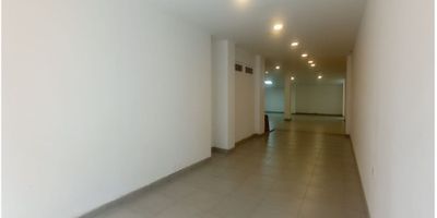 Te invitamos a conocer este amplio LOCAL ubicado en una zona privilegiada de la ciudad. Con muy buena distribucion de espacios, este espacio ofrece infinitas posibilidades para tu negocio. Cuenta con un parqueadero privado para comodidad de tus clientes. Su ubicación estratégica garantiza visibilidad y accesibilidad, una cuadra de bastante comercio, No pierdas la oportunidad de establecer tu negocio en este lugar único. ¡Contáctanos y agenda tu cita!