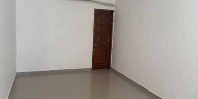 local para estrenar, pisos en porcelanato, cuenta con salón y baño, zona acceso a parqueo, esteras, via principal, facil acceso a ruta de buses, tiendas de barrios, colegios, area 35m2, canon incluye pago servicio de agua cuenta con aire acondicionado, division en drywall, camaras de seguridad 