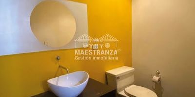 Oficinas con una ubicación privilegiada y estratégica, sus espacios internos esenciales y muy bien diseñados para tener un entorno de trabajo perfecto, cuenta con sala de juntas, oficinas, puestos de trabajos abiertos y cerrados, cocina amplia, baterías de baños, recepción y sala de espera, salón de archivo y otros espacios técnicos, tiene alta iluminación natural con una vista panorámica al sector, adicional tiene 6 parqueaderos privados. Su entorno es muy dinamico ya que cuenta con comercio y servicios de todo tipo y con un numerosas rutas de transporte, estaciones del metro y metro plus muy cerca, el edificio es uno de los mas exclusivos del sector donde se encuentran grandes empresas.