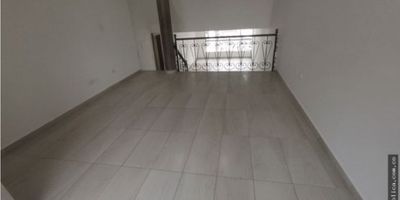 ? ¡Casa con renta en venta en Av Santander | Vendo casa por Versalles!

Aprovecha esta increíble oportunidad de inversión en una de las zonas más prestigiosas de Manizales. Esta casa de 5 niveles, estratégicamente ubicada en la Av Santander, está dividida en 4 apartamentos y un local comercial, ofreciendo una excelente rentabilidad.

? Espacios Amplios y Versátiles: Con un área construida de 472 m² y un área de terreno de 243 m², esta propiedad se destaca por su amplia distribución y versatilidad.

? Distribución de la Casa:


 
 Apartamento 1: Ubicado en el tercer piso, cuenta con 3 habitaciones con closet, 2 baños completos, cocina integral, sala comedor y un área de 102 m².
 
 
 Apartamento 2: Situado en el segundo piso, es similar al Apartamento 1 pero con un área de 109 m².
 
 
 Apartamento 3: En el primer piso, dispone de 3 habitaciones con closet, 2 baños completos, cocina integral, sala comedor y un área de 76 m².
 
 
 Local Comercial: También en el primer piso, tiene un área de 47 m², un baño, con agua compartida y luz independiente.
 
 
 Apartamento 4: Ubicado en el nivel -1, cuenta con una sala comedor, 2 habitaciones con closet, un baño completo y un área de 50.3 m². Además, incluye un parqueadero de 32 m² para dos vehículos.
 
 
 Nivel -2: Zona de ropas de 17.2 m² y un patio de 11.8 m², perfecto para momentos de esparcimiento y relax.
 


? Comodidades y Servicios: La casa ofrece todas las facilidades necesarias para una vida cómoda. Incluye agua, electricidad, gas domiciliario, calentador, y cuenta con detalles modernos como armarios empotrados, balcón, barra estilo americano y citófono/intercomunicador. Los pisos son de cerámica/mármol, lo que añade un toque elegante a los espacios.

? Ubicación y Acceso: Situada sobre la Av Santander, una de las principales vías de Manizales, esta propiedad está cerca de centros médicos, colegios, universidades y parques. Además, tiene fácil acceso a transpo