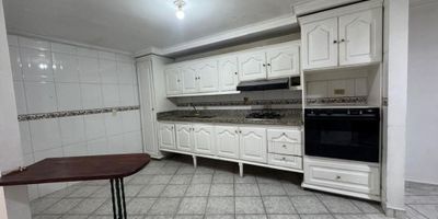 Disfruta de una hermosa vista panorámica desde tu propio balcón, ideal para tomar un café por la mañana o simplemente relajarte mientras admiras el paisaje. También cuenta con un baño auxiliar y un baño en la habitación principal, lo que te brinda mayor comodidad y privacidad. Todo el apartamento está equipado con clósets de alta calidad, para mantener tus pertenencias organizadas y seguras.



Prepara deliciosas comidas en la moderna cocina integral, que cuenta con todos los electrodomésticos necesarios para facilitar tu día a día. Además, cuenta con una zona de lavandería, perfecta para mantener tu hogar ordenado y limpio en todo momento.

La ubicación de este apartamento es inmejorable, ya que se encuentra cerca de importantes colegios y universidades, lo que lo hace ideal para familias con hijos en edad escolar o estudiantes que buscan un lugar práctico y cómodo para vivir. No pierdas la oportunidad de adquirir esta increíble propiedad de ensueño en una de las zonas más buscadas de Envigado. ¡Contáctanos hoy mismo para agendar una visita y hacer realidad tu sueño de tener el hogar perfecto en Colombia!