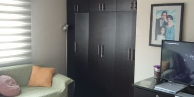 ? Se Vende Casa con 2 Rentas cerca de Confa | Vendo Casa en Manizales

¡Oportunidad única de inversión en Manizales! Esta casa de 3 niveles, ubicada estratégicamente cerca de Confa, no solo ofrece un hogar espacioso y cómodo, sino también dos rentas que garantizan ingresos adicionales.

? Espacios Generosos y Funcionales Con un área construida de 212 m² y un terreno de 174 m², esta propiedad cuenta con una distribución inteligente que incluye 4 habitaciones con clósets, 2 baños, y una sala comedor amplia, ideal para el confort de toda la familia.

? Ingresos Adicionales La casa incluye dos locales comerciales: uno de 70 m² que genera una renta de $1.400.000 y otro de 10 m² con un arriendo de $1.100.000, brindando una excelente oportunidad de inversión y retorno garantizado.

?️ Comodidades de la Casa La cocina semi integral, equipada con gas domiciliario y calentador, proporciona todas las facilidades necesarias para la vida diaria. Además, cuenta con una zona de ropas práctica y funcional, así como una alcoba de servicio.

? Detalles y Acabados de Calidad Los suelos combinan madera y cerámica/mármol, añadiendo un toque moderno y elegante al espacio. La casa también incluye una terraza perfecta para disfrutar al aire libre y una bahía de parqueo descubierto para mayor comodidad.

? Ubicación y Acceso Situada en una zona de estrato 5, esta propiedad ofrece acceso pavimentado y está cerca de centros médicos, comerciales, colegios, universidades y oficinas de negocios. Su ubicación estratégica asegura fácil acceso a transporte público y a las principales vías de la ciudad.

? Características Adicionales La casa admite mascotas y está situada en un entorno que combina zonas comerciales y residenciales, ideal para quienes buscan comodidad y calidad de vida.

? Estacionamiento y Seguridad El área de parqueo para visitantes garantiza espacio y seguridad para tu vehículo y los de tus invitados.

¡No pierdas la op