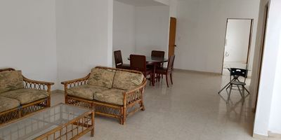 Rento Apartamento en el barrio Versalles optimo para vivienda u OFICINAS, en una zona muy céntrica, cerca a la estación del MIO, el sector comercial  de Chipichape, cerca a oficinas de bancos, Restaurantes y con cómodas vías de accesos. 

Este inmueble con un área aproximada de 130 metros  nos brinda espacios como 3 habitaciones, 3 baños,  sala, comedor independiente, 2 patios internos y cuarto de cocina. 

