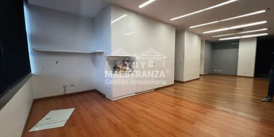 ¡Bienvenido a esta increíble oficina en arriendo! Ubicada en el corazón de la ciudad, este espacio de 56 metros cuadrados es perfecto para tu negocio. Con 1 baño, 1 cocineta y 1 parqueadero, tendrás todo lo que necesitas para trabajar de manera cómoda y eficiente. Imagina las reuniones productivas que podrás tener aquí, rodeado de una atmósfera profesional y moderna. No pierdas la oportunidad de hacer de este lugar tu nuevo centro de operaciones. ¡Contáctanos para más información!