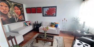 ¡Amplia Casa en Barrio El Sol con Muchas Posibilidades! 

Detalles de la Propiedad:


 Área Construida: 174 M2
 Área Terreno: 130 M2
 Alcobas: 5
 Baños: 3
 Estrato: 4
 Piso: 3


Descripción:

Bienvenidos a esta hermosa casa de tres niveles ubicada en el apacible barrio El Sol. Con un diseño que aprovecha cada espacio al máximo, esta propiedad ofrece la comodidad y amplitud que tu familia merece.

Nivel -1:


 Apartamento Independiente: Ideal para generar ingresos adicionales, este nivel cuenta con un apartamento completo con sala, comedor, 2 alcobas, 1 baño, cocina sencilla y área de ropas independiente. ¡Una excelente oportunidad de inversión con una renta mensual de $750.000!


Resto de la Casa:


 Espacios Generosos: En los niveles superiores, encontrarás el corazón de esta casa. Tres habitaciones amplias con 4 closets para mantener todo en orden, un estudio perfecto para trabajar desde casa o como espacio creativo, y una acogedora biblioteca para los amantes de la lectura.
 Cocina Semi Integral: Equipada con todo lo necesario para preparar deliciosas comidas, incluyendo gas y calentador. Además, cuenta con una zona de ropas para mayor conveniencia.
 Exteriores Encantadores: Disfruta de un patio privado donde crear momentos inolvidables al aire libre. El piso en cerámica y tablilla añade un toque de elegancia a cada espacio.


Características Destacadas:


 Ubicación Ideal: En el tranquilo y buscado barrio El Sol, cerca de comercios, parques y colegios.
 Distribución Funcional: Con sus 3 niveles, esta casa ofrece diversas posibilidades para adaptarse a tus necesidades, ya sea como vivienda familiar con ingresos adicionales o como una propiedad para ampliar y disfrutar al máximo.


¡Agenda una Visita Hoy Mismo!



Esta casa es mucho más que una propiedad; es un hogar lleno de potencial y comodidades. ¡No dejes pasar la oportunidad de conocerla! 

Contáctanos hoy mismo para programar una visita y descubrir todas las posibilidades que ofrece