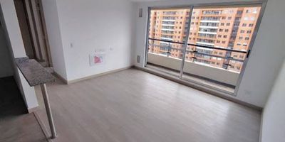 Hermoso apartamento de aproximadamente 54 m2. Cuenta con sala comedor, 3 habitaciones, cocina integral, 2 baños, zona de ropas, balcón y parqueadero privado. El conjunto cuenta con zonas verdes, piscina, gimnasio, salón social y juegos infantiles las cuales son zonas comunes en proceso de entrega. Ubicado cerca al centro principal de Mosquera, a 15 minutos del Centro comercial Ecoplaza, Mall Meridiano de Novaterra y Homecenter, posee gran facilidad de acceso a transporte público, cómodas vías de acceso como Calle 13 y Calle 80.  ¡Contáctanos! para agendar tu cita.