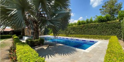 Venta Casa finca en Rozo 1100 mts cuadrados, un solo nivel, con piscina, jacuzzi, barbacoa,bellos jardines,  La casa cuenta con 3 habitaciones con baños,para un total de  4 baños, sala, comedor, corredores grandes, zona de aseo.   Parqueadero para 6 vehículos.  Unidad cerrada privada.  A 2 minutos de tardes caleñas en rozo.
