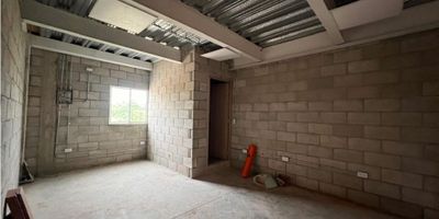 Si estás en la búsqueda de un espacio versátil y funcional para tu negocio, esta bodega para alquiler ubicada en Juan Mina, corregimiento de Barranquilla, Atlántico es la opción ideal. Con una ubicación estratégica en una zona industrial, esta bodega cuenta con todo lo necesario para satisfacer las necesidades de tu empresa.

Cuenta con  500 M2 cosntruidos, los cuales ofrecen un amplio espacio para almacenar y realizar actividades industriales, sin dejar de lado la comodidad y la seguridad que requieres para llevar a cabo tus operaciones de manera eficiente en la ruta logística más importante de la costa caribe.

Uno de los mayores beneficios de esta bodega es su acceso a servicios básicos como agua y 15 KVA de ebergia, indispensables para cualquier actividad empresarial. 

No pierdas la oportunidad de alquilar esta bodega en Barranquilla, Atlántico y lleva tu negocio al siguiente nivel. ¡Contáctanos y programa una visita hoy mismo!
