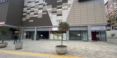 OFICINA 403, área de oficina 26,12m2 cuenta con terraza privada de  7.17m2 con una maravillosa vista, excelentes acabados. Ubicado en piso cuarto. Zona exclusiva para visitantes Lobby y baterías de baños. CALERA GARDENS ubicado sobre vía nacional, de La Calera a 9 Km del Peaje los Patios y a 16 km de Bogotá. Encontrarás marcas como Dollarciy, Mimo´s, VO Cines y emprendimientos con ofertas gastronómicas y de comercio. Parqueadero público. Se ha registrado ingresos al Centro comercial de 46.000 personas (ingreso peatonal), motos 900 y vehículos 6.400. La Calera y poblaciones aledañas han tenido un desarrollo urbanístico importante, creciendo el número de familias quienes requieren de una red de atención en el sector salud, zona de entretenimiento, gastronomía entre otros servicios. Todo en un mismo lugar! Cod: 3840