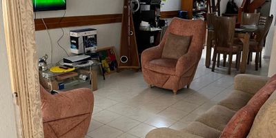 ADMINISTRADORA AAVAL VENDE CASA DE DOS NIVELES CON BALCÓN, CUENTA CON CUATRO HABITACIONES, TRES BAÑOS, SALA COMEDOR, SUBTERRÁNEO DE AGUA, COCINA INTEGRAL, ZONA DE LAVANDERIA, PISOS EN CERÁMICA, UN PARQUEADERO CUBIERTO Y SE ENCUENTRA UBICADA EN EL MULTIFAMILIAR LA VEGA, VILLAVICENCIO, META, CERCA AL CENTRO COMERCIAL VIVA, UNIVERSIDAD SANTO TOMÁS Y UNIVERSIDAD COOPERATIVA DE COLOMBIA, VÍAS PRINCIPALES, BUEN TRANSPORTE, ZONA DE COMERCIO.