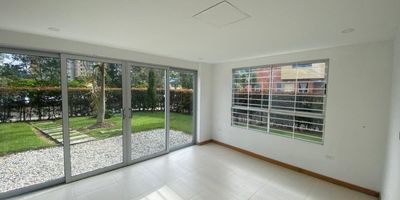 Propiedad disponible para la venta, ubicada en la urbanización San Fernando del Municipio del Carmen de Viboral, cuenta con un área de 350mts los cuales están divididos en 3 amplios apartamentos de 100mts aprox  c/u, completamente independientes y desenglobado, los apartamentos para estrenar cuentan con amplios espacios, 2 y 3 habitaciones, baños, cocinas integrales, buena iluminación natural. Ubicado en sector muy tranquilo del Municipio. Transporte publico cercano, colegios, zona residencial, supermercados cercanos, sector de alto crecimiento  y valorización.