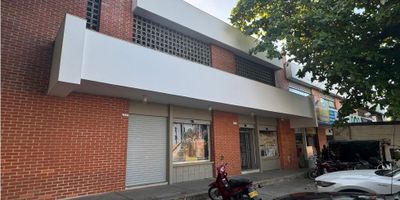 Te presentamos esta bodega con espacio comercial, ubicada en la zona industrial de la vía 40 en la ciudad de Barranquilla, Atlántico, la cual ofrece un espacio amplio y funcional para almacenar o desarrollar tus actividades empresariales. .

La propiedad cuenta con 713 m2 dividos en dos pisos, con amplios espacios de oficinas, almacenamiento y parqueaderos, así como vigilancia 24/7 y fácil acceso y visibilidad de su marca. Además, su ubicación estratégica en una zona industrial te brindará la cercanía a proveedores y clientes potenciales, así como acceso a servicios especializados y recursos necesarios para tu negocio.

Su ubicación en una vía principal y cercana a transporte público te ofrecerá fácil acceso y excelente visibilidad para promover tu negocio y atraer nuevos clientes.

No esperes más para obtener este excelente espacio comercial en alquiler en Barranquilla, Atlántico. Con sus 713 M2 de área construida, servicios básicos, parqueadero y ubicación estratégica, esta bodega te brinda todas las facilidades para hacer crecer tu empresa y alcanzar el éxito en el mercado. ¡Contáctanos ahora para agendar una visita y conocer más sobre esta increíble oportunidad de negocio en una de las ciudades más importantes de Colombia!
