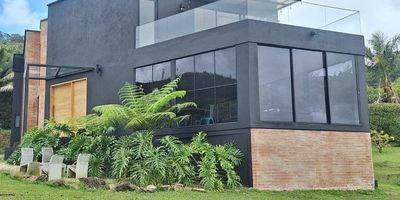Hermosa Casa Campestre disponible para arriendo, ubicada en la Vereda Cabeceras del Municipio de Rionegro. La propiedad cuenta con  un area de 3000mt, con una moderna construcción de 330mts aprox, amplios espacios y con un amplia zona verde para el disfrute de la familia, ventanales que dan luz natural al ambiente y permiten una hermosa vista, cuenta con 5 habitaciones, 6 baños, cocina integral abierta y  una agradable terraza. Ubicación estratégica con fácil acceso a  servicios como supermercados, iglesia, cerca al Centro Comercial  Jardines de LLanogrande y restaurantes.Ideal para vivir!