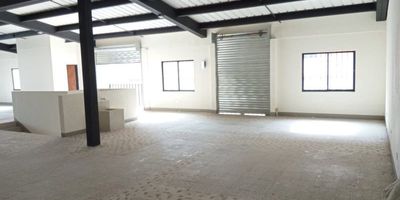 Local disponible para arriendo,ubicado en Rionegro, Sector galería. Cuenta con un área de 250 M2, 1 baño, puerta camión, zona de cargue y descargue, excelente zona comercial, con alto flujo vehicular y peatonal, ideal para tu negocio.