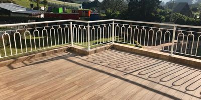 ADMINISTRADORA AAVAL VENDE FINCA EN COTA CUNDINAMARCA DE TRES NIVELES. NIVEL 1: SALA COMEDOR (ESPACIO ABIERTO), COCINA INTEGRAL EN ESPACIO ABIERTO, BAÑO SOCIAL, CUARTO DE HUÉSPEDES CON BAÑO, ESTUDIO, PATIO.
NIVEL 2: SALA DE STAR, SALA AUXILIAR, ALCOBA PRINCIPAL CON BAÑO Y VESTIER, 2 ALCOBAS CON BAÑO Y VESTIER, BALCÓN, NIVEL 3: ESTUDIO GRANDE, 1 CUARTO (ABIERTO), BAÑO TURCO, JACUZZI, 2 TERRAZAS.
EXTERIOR: CANCHA DE TENIS, CANCHA DE MICROFÚTBOL, GIMNASIO, PARQUEADERO (6 CARROS), CUARTO SHUT, AMPLIA ZONA VERDE.
UNA PROPIEDAD EXCEPCIONAL, IDEAL PARA AQUELLOS QUE BUSCAN ESPACIOS GRANDES Y ZONAS VERDES, EN UN ENTORNO DE TOTAL ARMONÍA Y COMODIDAD.