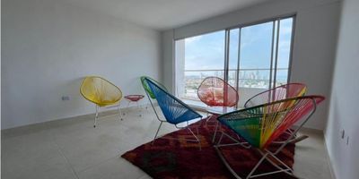 ¡Ahora tienes la oportunidad de adquirir un fantástico apartamento en una de las ciudades más bellas de Colombia! Ubicado en la pintoresca Cartagena de Indias, en el hermoso departamento de Bolívar, este inmueble te ofrece todo lo que necesitas para disfrutar de la vida en la costa caribeña. Con una amplia área construida de 57 M2, este apartamento es perfecto para aquellos que buscan comodidad, elegancia y un estilo de vida sofisticado.

Este apartamento cuenta con 2 acogedoras alcobas, perfectas para recibir a tu familia y amigos en cualquier momento. Además, un amplio baño está disponible para tu comodidad y privacidad. Cada espacio ha sido cuidadosamente diseñado y decorado para brindarte la máxima comodidad y practicidad. Los clósets te ofrecen todo el espacio que necesitas para guardar tu ropa y pertenencias de manera ordenada y organizada.

La cocina integral es una verdadera obra maestra en este apartamento. Totalmente equipada con electrodomésticos modernos y de alta calidad, esta cocina te permitirá preparar deliciosas comidas mientras disfrutas de una magnífica vista de la ciudad. Con gas domiciliario, agua y electricidad incluidos en los servicios, tu vida será mucho más práctica y económica.

Y lo mejor de todo, este magnífico apartamento viene amoblado para que no tengas que preocuparte por nada. Desde muebles elegantes y modernos hasta pequeños detalles decorativos, todo ha sido seleccionado para crear un ambiente acogedor y confortable para ti y tu familia.

Por si fuera poco, este edificio cuenta con una serie de características externas que sin duda te sorprenderán. Un moderno ascensor te llevará a tu apartamento sin tener que subir las pesadas escaleras. Además, este inmueble se encuentra rodeado de centros comerciales, lo que te dará la oportunidad de hacer tus compras y disfrutar de una variada oferta gastronómica y de entretenimiento sin tener que salir de la zona residencial.

Y para tu tranquilidad, la portería y r