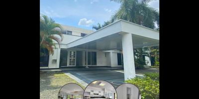 Se vende lote de 4.000 mts2, 980 mts2 construidos distribuidos en dos casas en el Condominio Campestre El Privilegio

La 1era casa al ingresar al lote, cuenta con sala comedor, cocina integral abierta, estudio, sala de estar, baño social, 3 habitaciones una de ellas con su baño y las otras dos habitaciones más con baño compartido, la habitación principal con vestier y baño.

La 2da casa cuenta con amplia sala comedor, sala de estar, zona de lavandería, cocina integral abierta, habitación principal con baño y vestier, 4 habitaciones cada una con su baño. En el 2do piso especio para gimnasio o estudio con vista al lago. Además cuenta con jacuzzi, piscina, zonas verdes con árboles frutales. 

El conjunto cuenta con salón social, piscina y lago.

